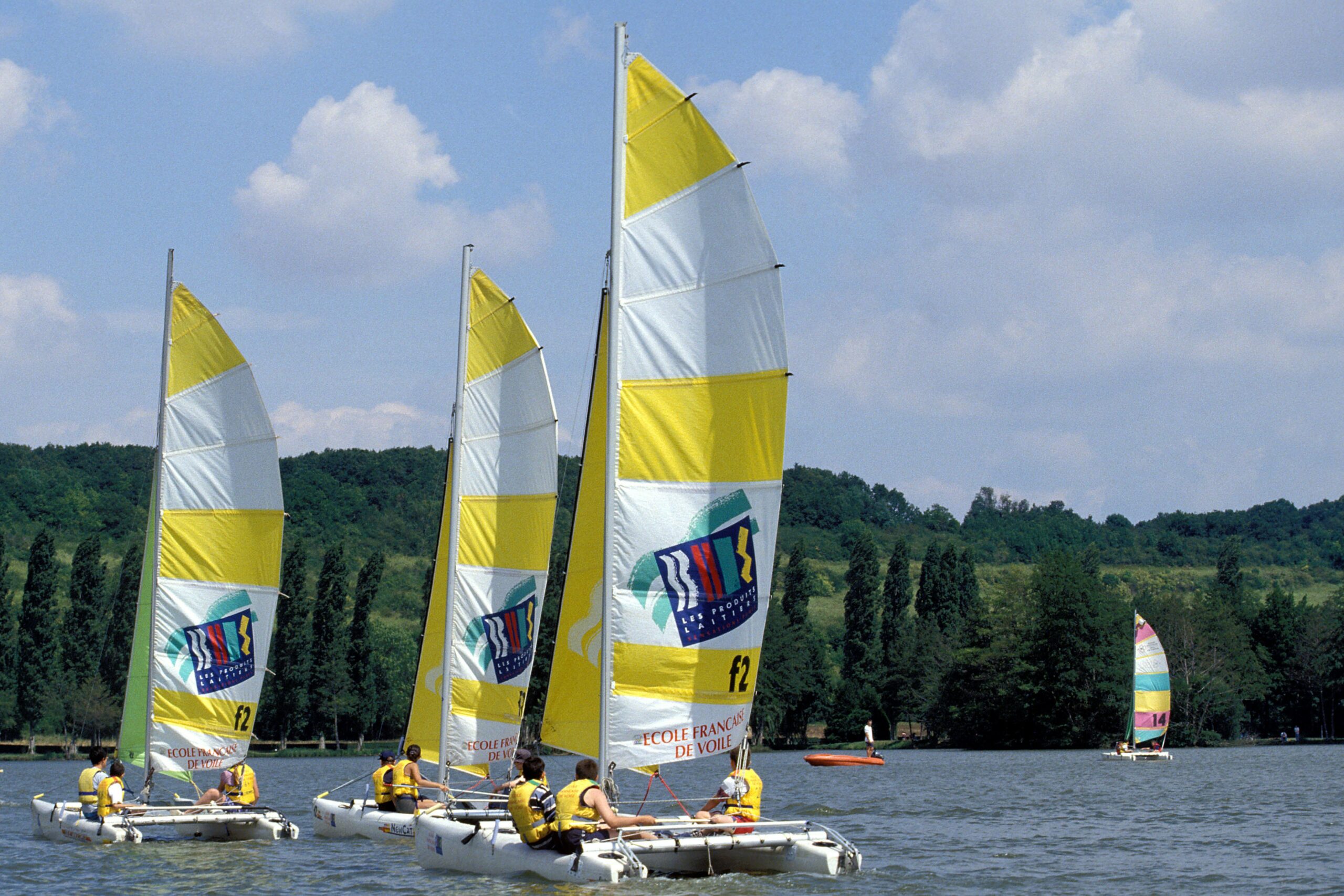 Catamarans sur l'étang de Mézières-Ecluzelles en Eure-et-Loir, de l'école française de voile