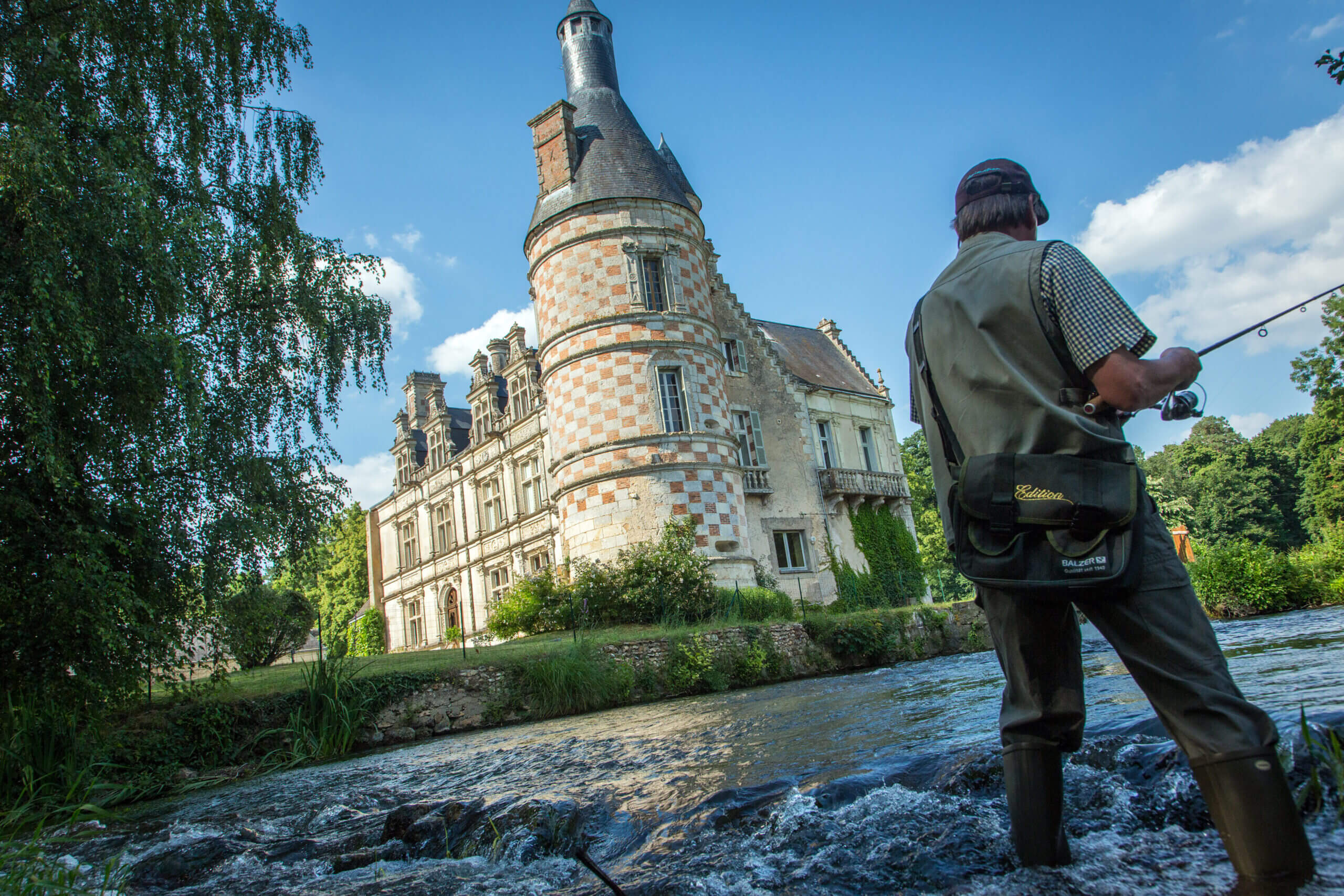 Pêcheur sur l'Aigre devant le prieuré de Bouche d'Aigre, à Romilly-sur-Aigre, en Eure-et-Loir