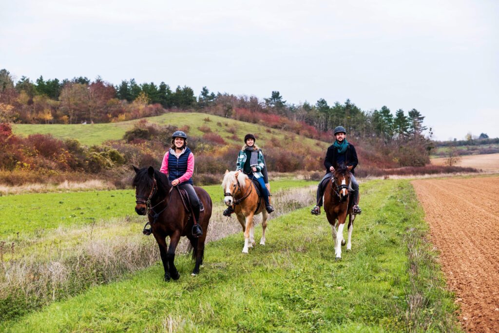 Groupe d'amis pendant une balade à cheval en Eure-et-Loir