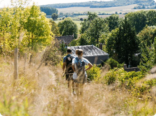 Couple en randonnée pédestre en vallée de l'Eure en Eure-et-Loir