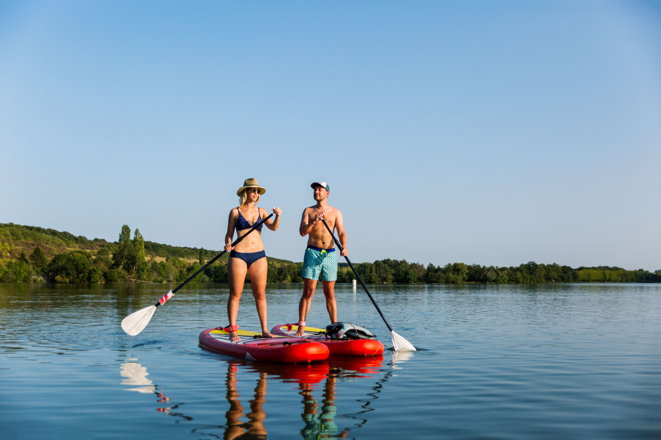 Couple en balade paddle sur l'étang de Mézières-Écluzelles en Eure-et-Loir