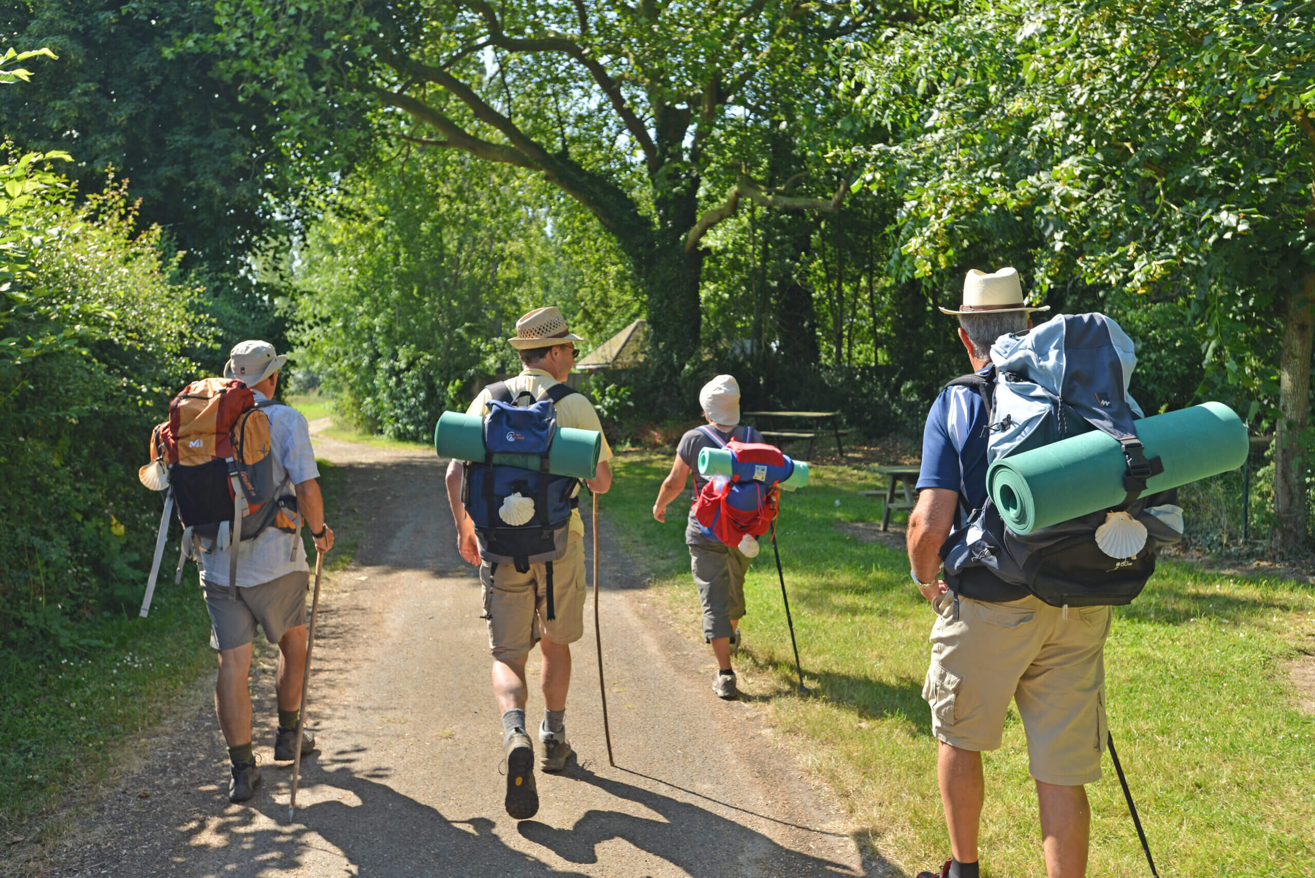 Groupe en randonnée pédestre sur le chemin de Saint-Jacques-de-Compostelle près de Saumeray en Eure-et-Loir