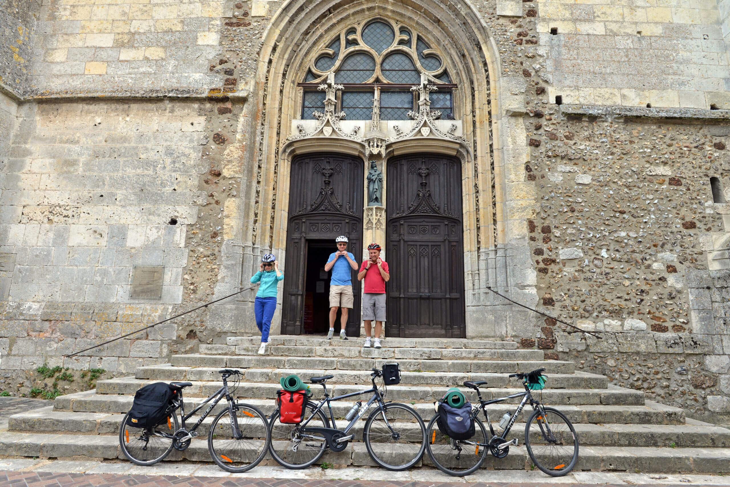 Groupe de randonneurs sur la route de Saint-Jacques à vélo, devant l'église d'Illiers-Combray en Eure-et-Loir