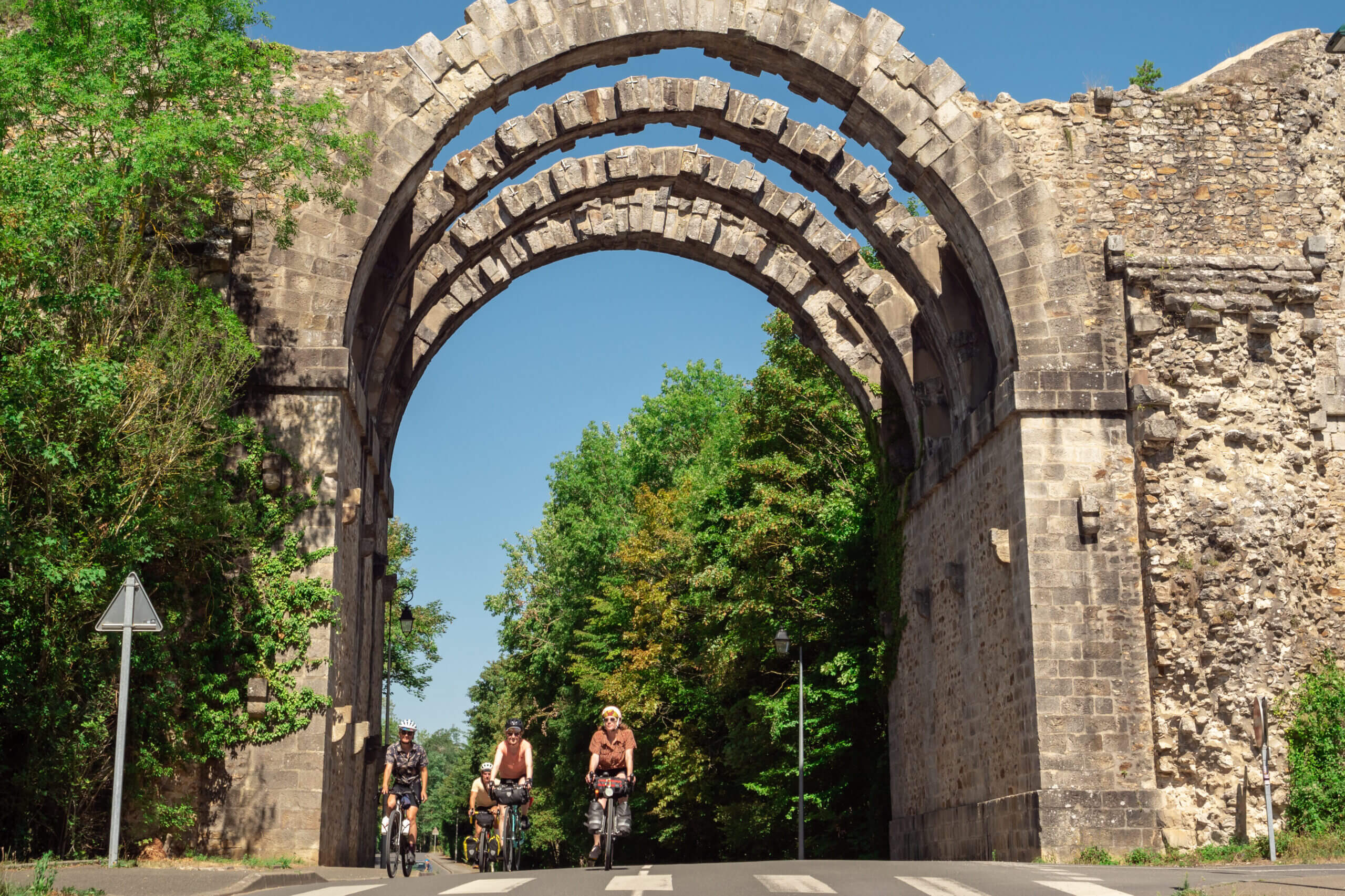 Groupe d'amis pendant une randonnée à vélo sous l'aqueduc de Maintenon en Eure-et-Loir