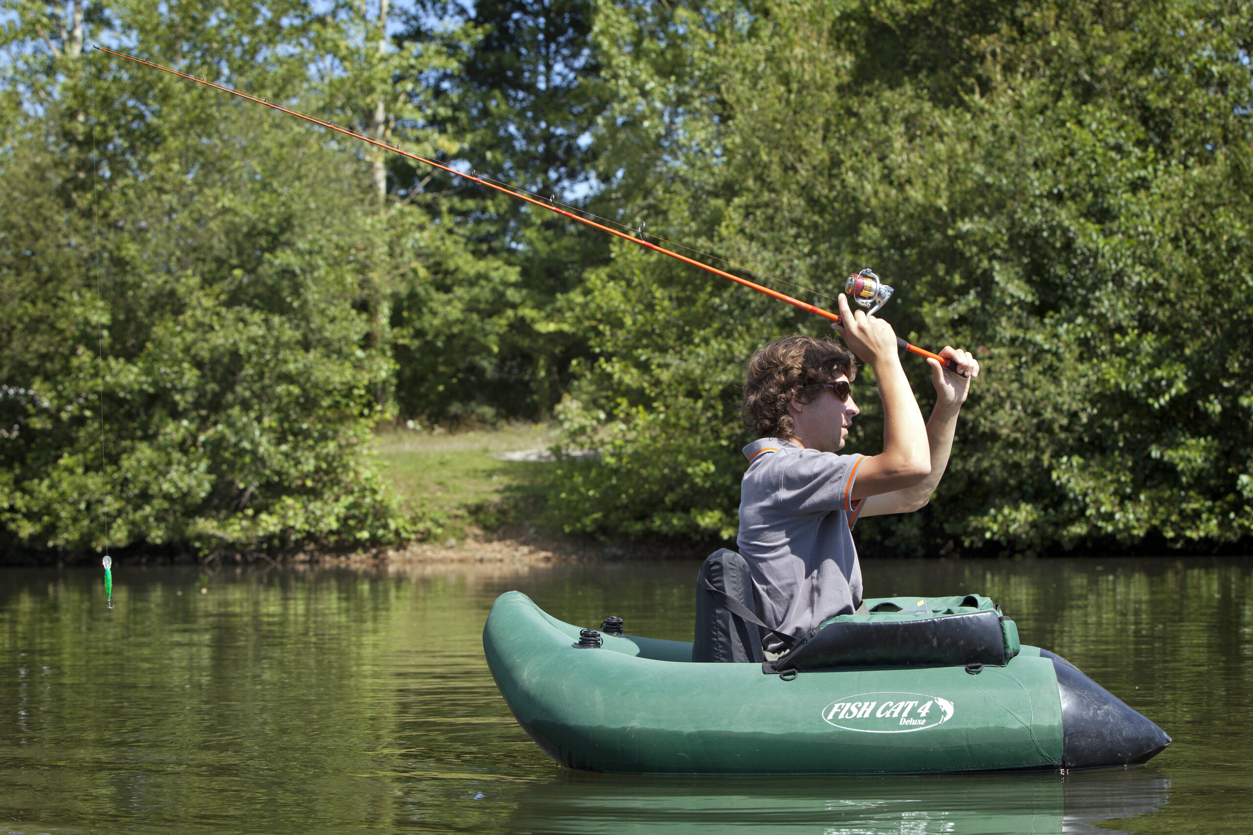 Pêche sur l'eau en float tube au black bass en no-kill dans les étangs de Douy, près de Châteaudun en Eure-et-Loir