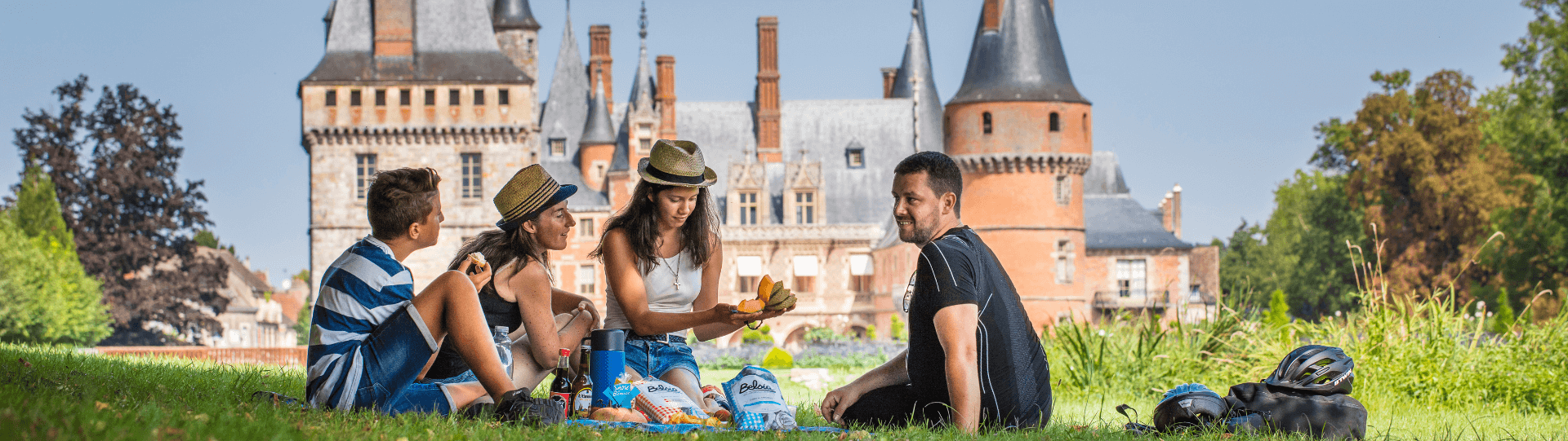 Pique-nique en famille devant le château de Maintenon, en Eure-et-Loir