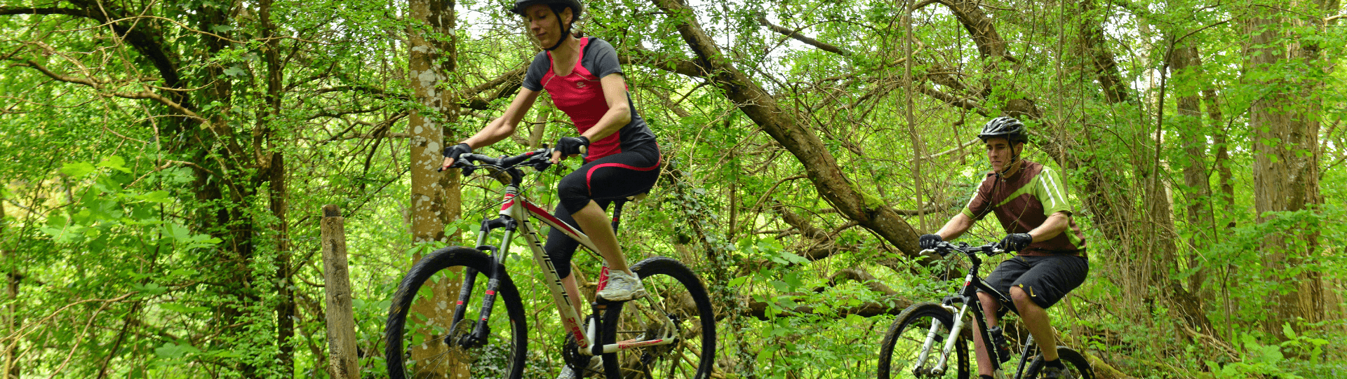 Amis en randonnée en VTT en Eure-et-Loir