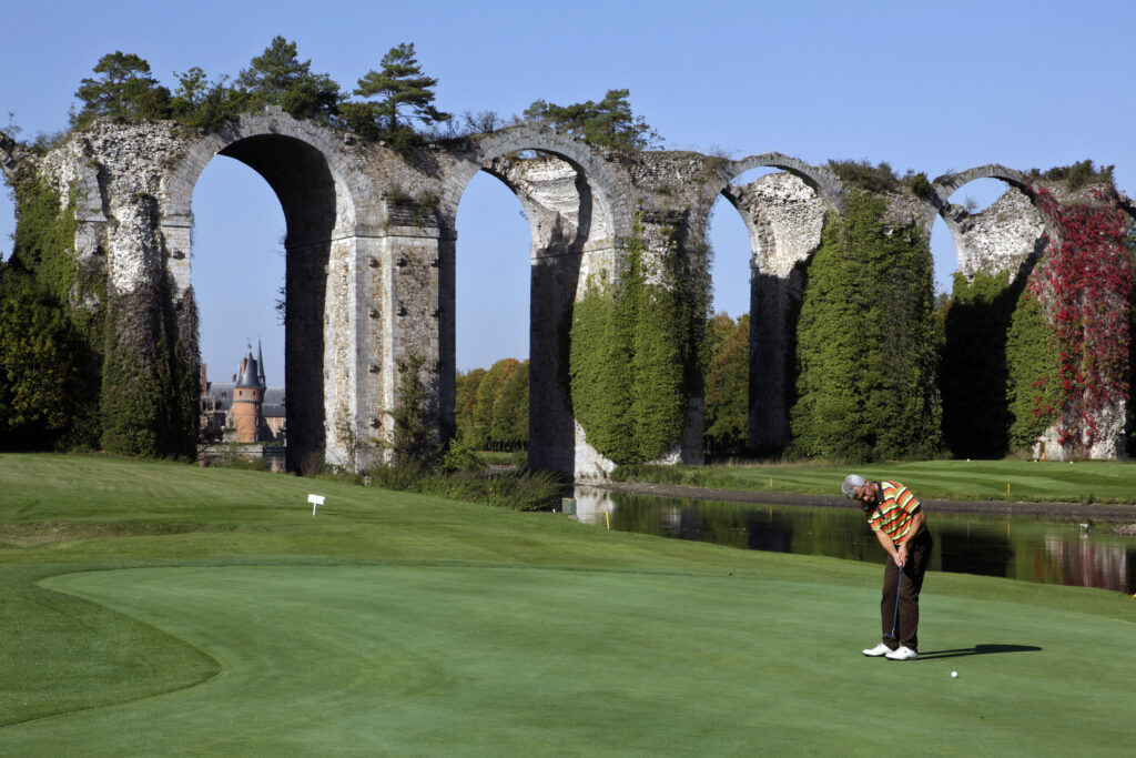 Partie de golf au golf de Maintenon, avec vue sur l'aqueduc et le Château de Maintenon, en Eure-et-Loir