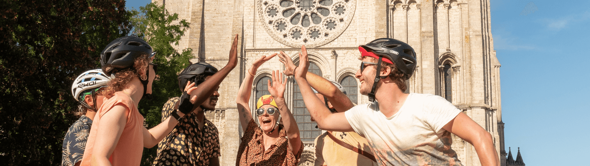 Groupe d'amis pendant une randonnée à vélo devant la cathédrale de Chartres