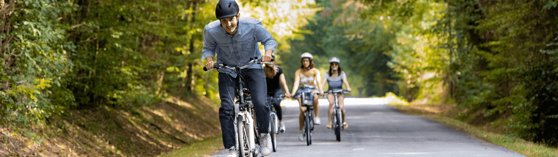 Groupe d'amis pendant une randonnée à vélo dans le Perche en Eure-et-Loir