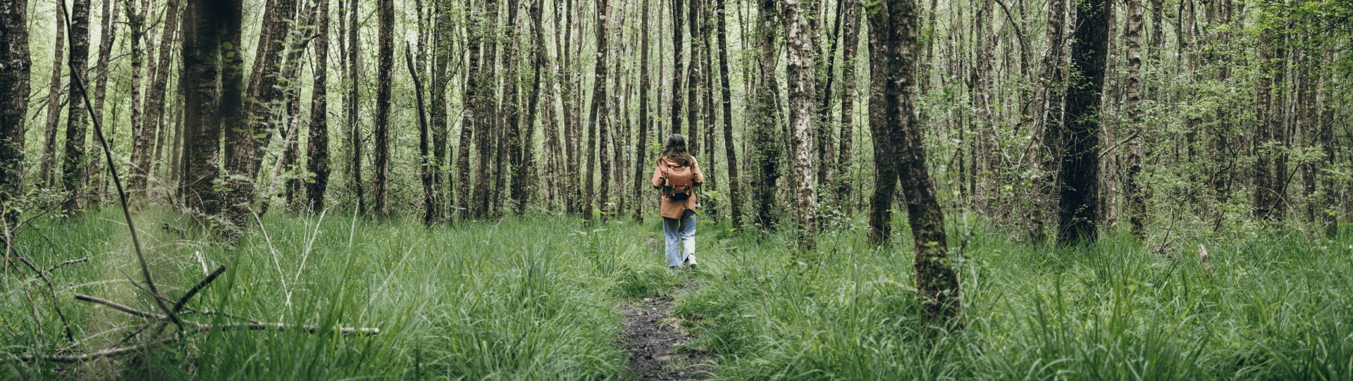 Femme en randonnée en forêt des Mousseuses à La Ferté-Vidame en Eure-et-Loir