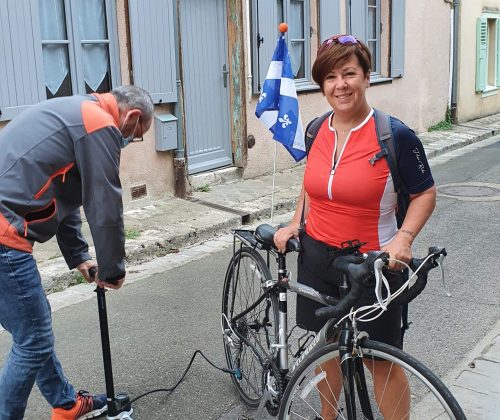 Cycliste devant les conviv'hôtes, hébergement Accueil Vélo à Chartres en Eure-et-Loir