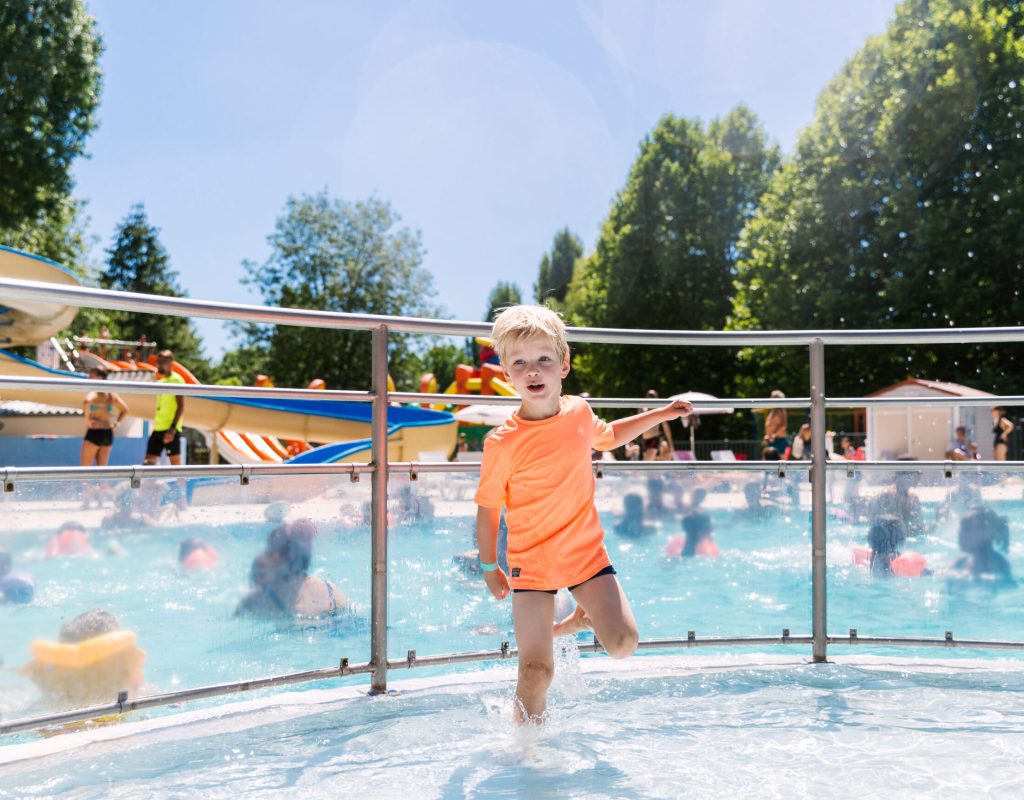 Enfant à la piscine du parc de Loisirs "Le Val Fleuri" à Cloyes en Eure-et-Loir