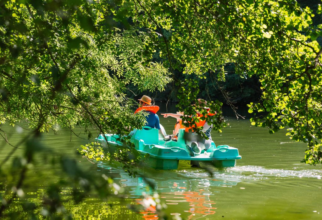 Famille en pédalo au Val Fleuri à Cloyes en Eure-et-Loir