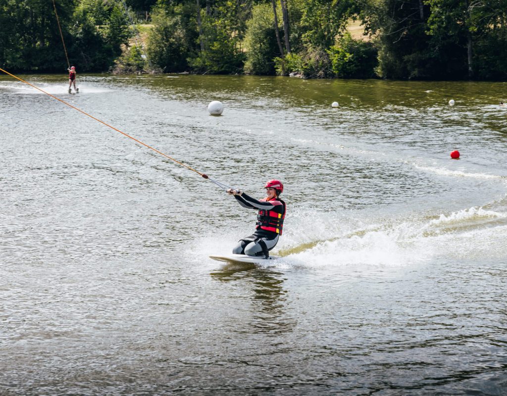 Sur une planche de wake board chez TN28 - Téléski nautique à Fontaine-Simon en Eure-et-Loir