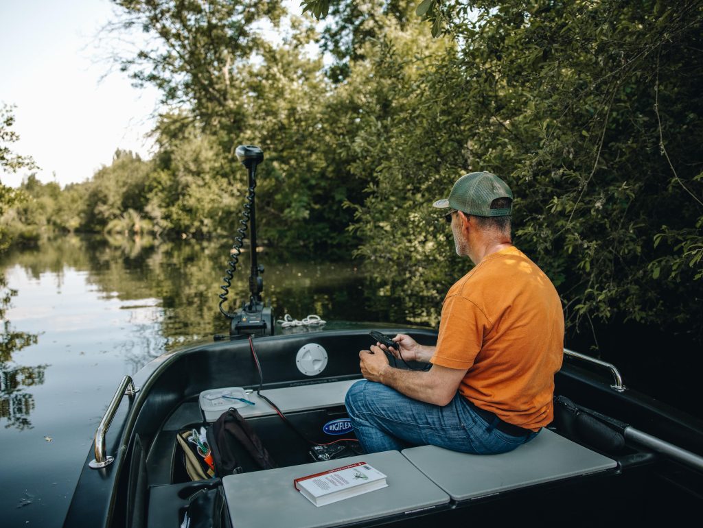 Balade en barque sur la Conie avec Instant Pêche et Nature, à la découverte de la faune et la flore de la Conie en Eure-et-Loir